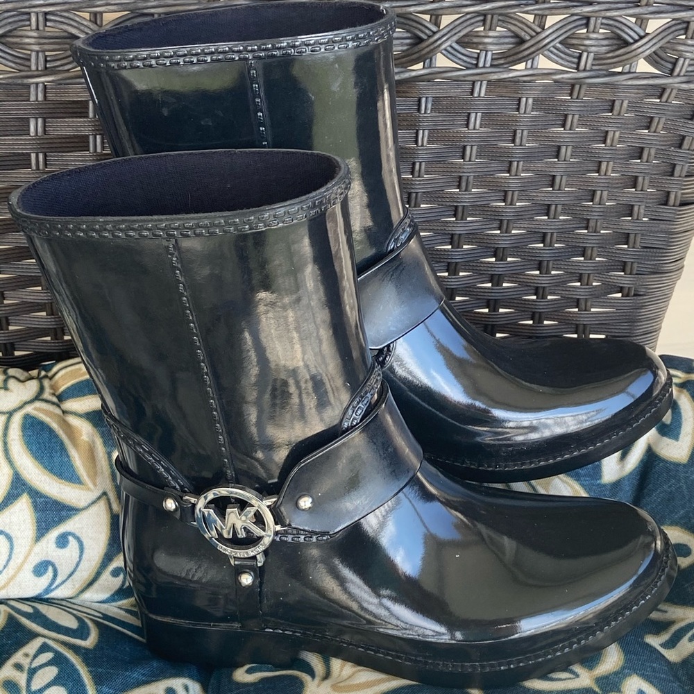 Mk rubber boots never worn have scuff on toe